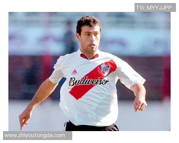 河床队与巴勒的激烈对决展现足球魅力与团队精神的巅峰较量 河床队与巴勒的激烈对决展现足球魅力与团队精神的巅峰较量